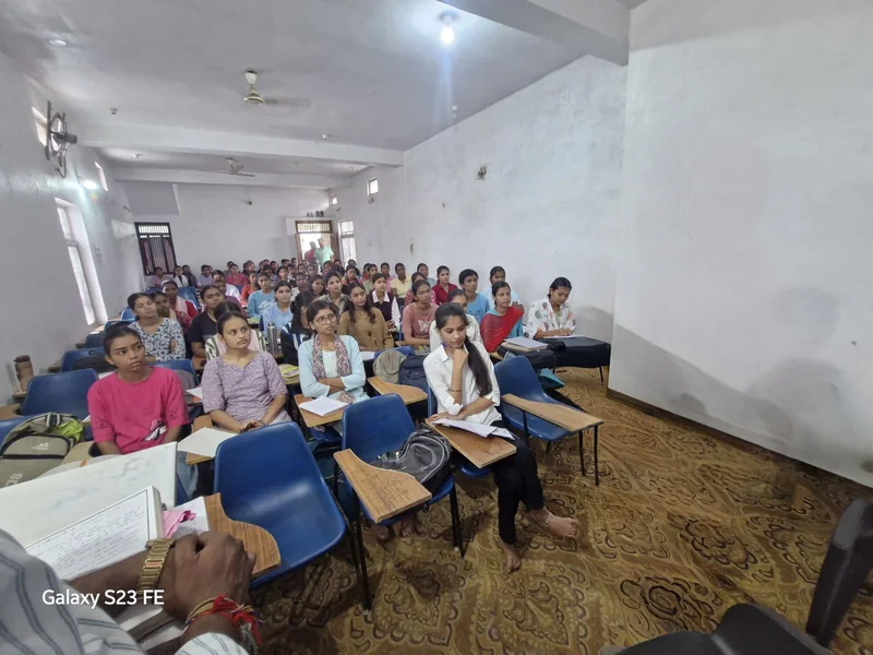 प्रतियोगी परीक्षाओं की तैयारी को नई दिशा दे रही ‘सिवनी की उड़ान’ 335 युवतियों और 220 युवकों सहित 555 अभ्यर्थी…