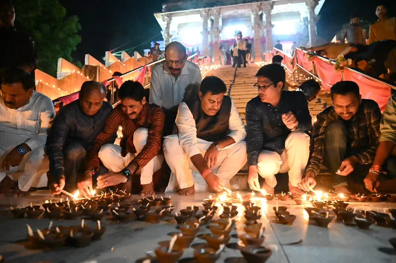‘आशीर्वाद का दीया’ से आलोकित हुई झीलों की नगरी भोपाल: नगरीय एवं ग्रामीण अंचलों में भव्यता से हुआ दीप…