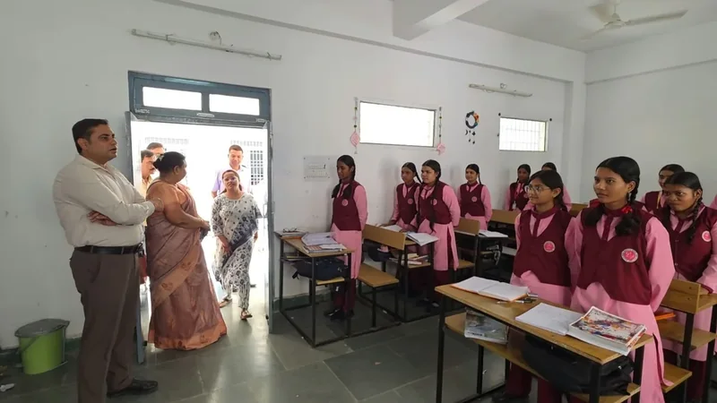कलेक्टर श्री सिंह ने किया एकलव्य आदर्श आवासीय विद्यालय का किया औचक निरीक्षण