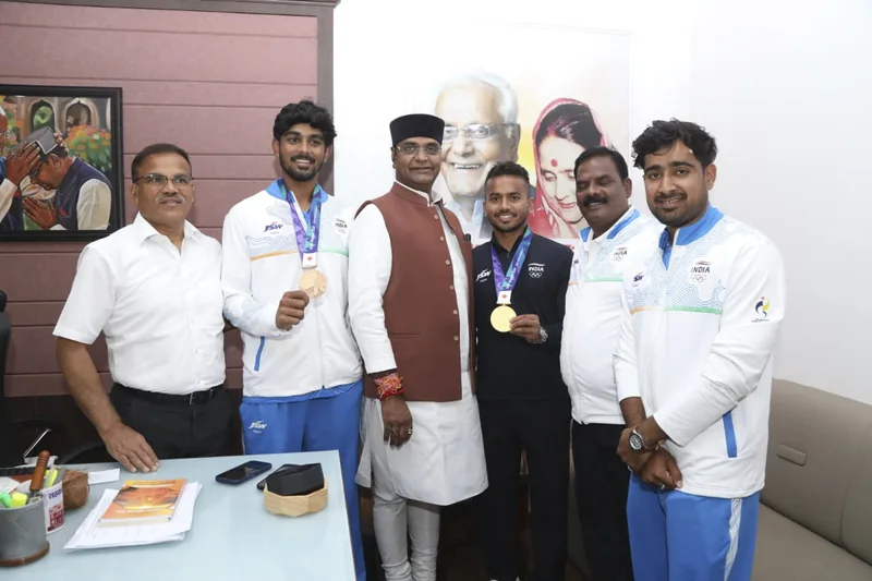 एशियन गेम्स-2026 के पदक विजेता खिलाड़ी विवेक सागर और जय मीणा से मंत्री श्री विश्वास सारंग ने की भेंट