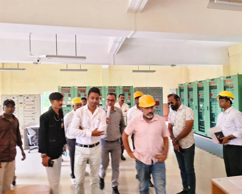 नियंत्रण उपकरणों वाले कक्ष में निरीक्षण करते अधिकारी