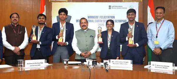 सम्मान समारोह में पदकधारी विद्यार्थियों के साथ पृथ्वी विज्ञान मंत्रालय के अधिकारी